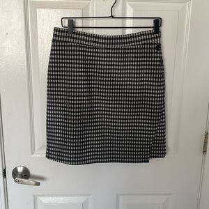 Black-and-white plaid a line skirt with button details